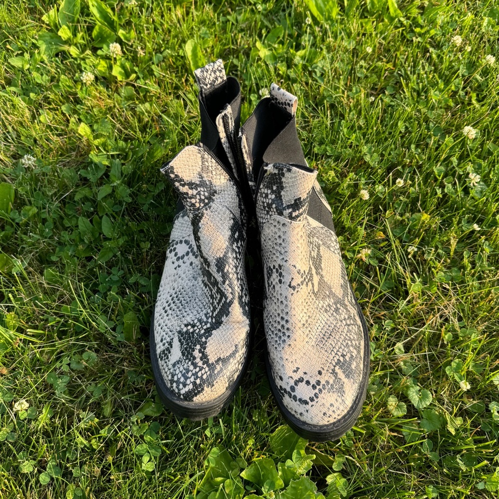 Universal Thread Target Chelsea Boots Booties Double Gore Snake Print Lug Sole